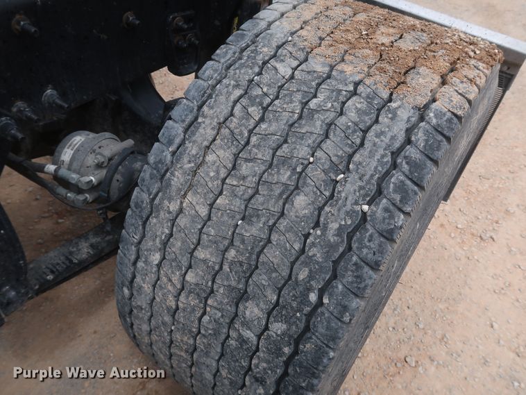 image for item KR9833 2017 Freightliner Cascadia 125  semi truck