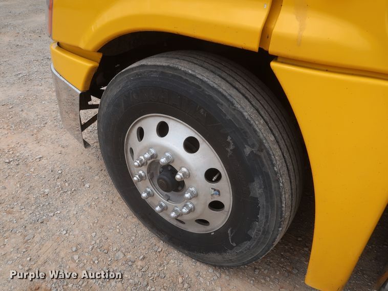 image for item KR9833 2017 Freightliner Cascadia 125  semi truck