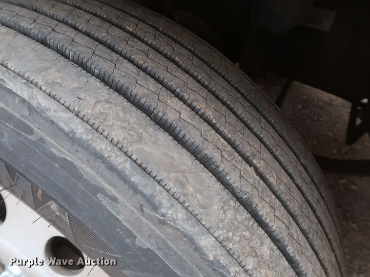 image for item KR9833 2017 Freightliner Cascadia 125  semi truck