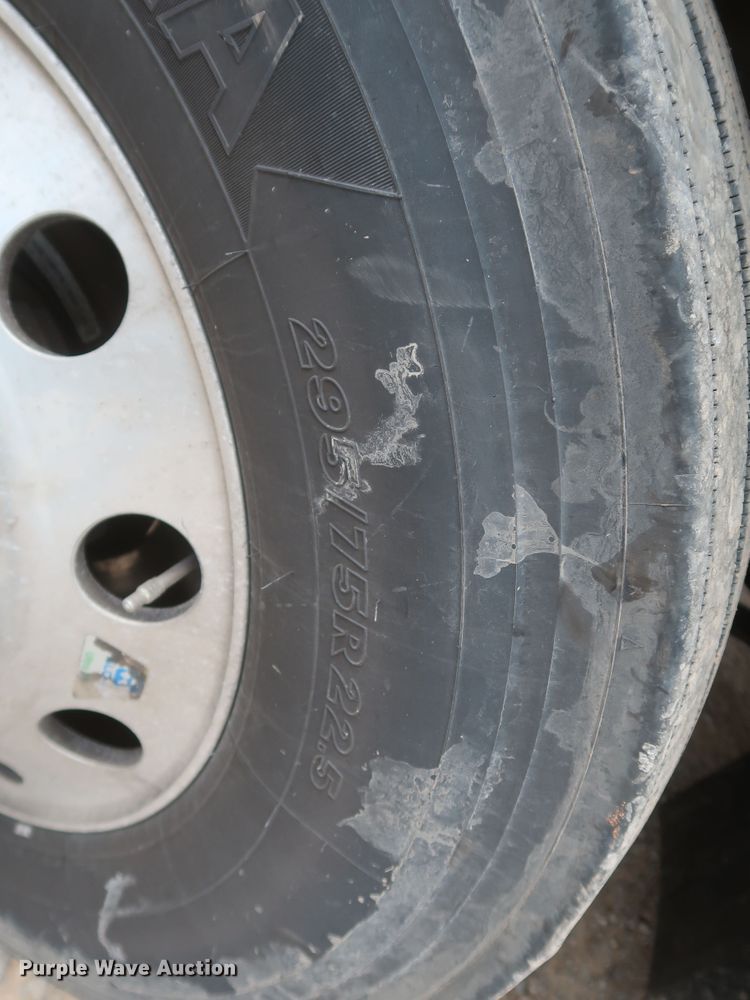 image for item KR9833 2017 Freightliner Cascadia 125  semi truck