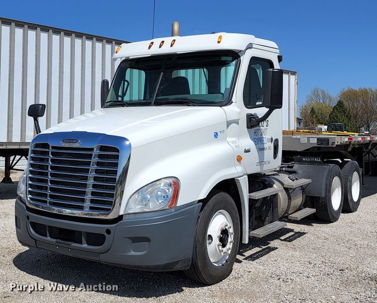 image for item KT9857 2015 Freightliner Cascadia  semi truck