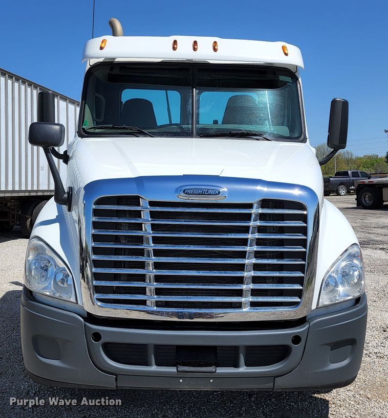 image for item KT9857 2015 Freightliner Cascadia  semi truck