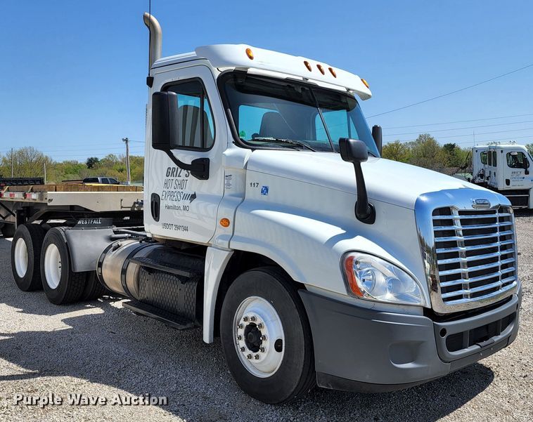 image for item KT9857 2015 Freightliner Cascadia  semi truck