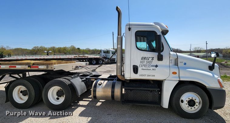 image for item KT9857 2015 Freightliner Cascadia  semi truck