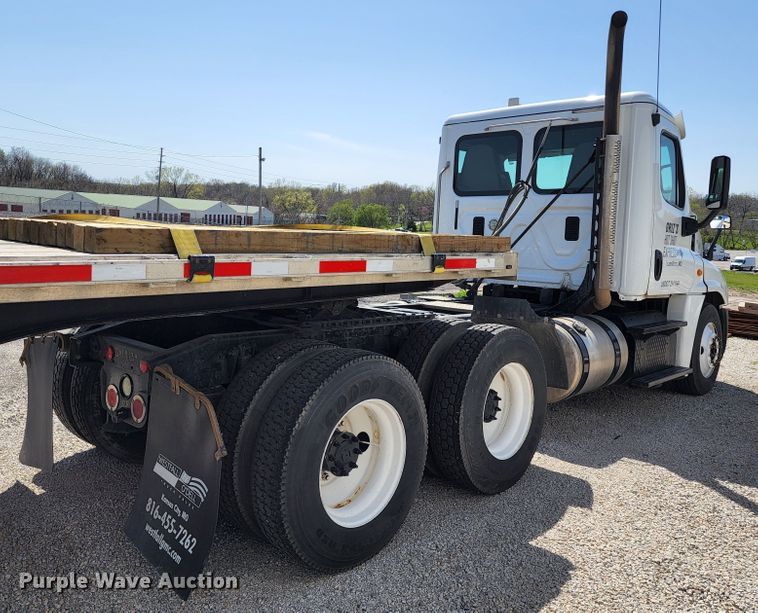 image for item KT9857 2015 Freightliner Cascadia  semi truck