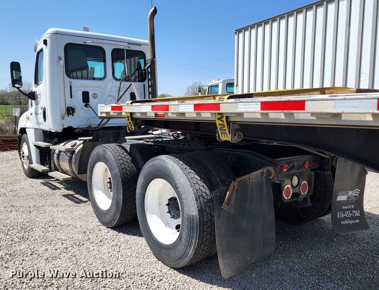 image for item KT9857 2015 Freightliner Cascadia  semi truck