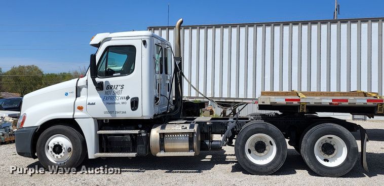 image for item KT9857 2015 Freightliner Cascadia  semi truck