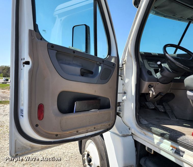 image for item KT9857 2015 Freightliner Cascadia  semi truck