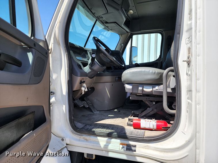 image for item KT9857 2015 Freightliner Cascadia  semi truck