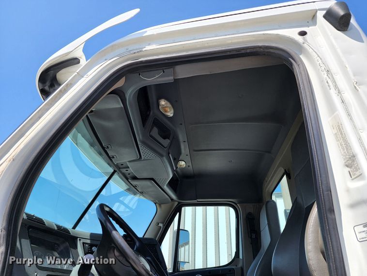 image for item KT9857 2015 Freightliner Cascadia  semi truck