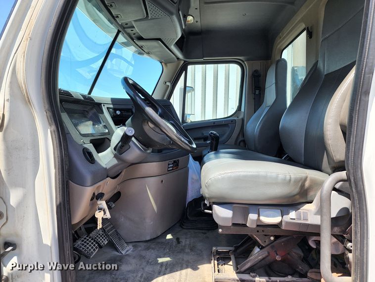 image for item KT9857 2015 Freightliner Cascadia  semi truck