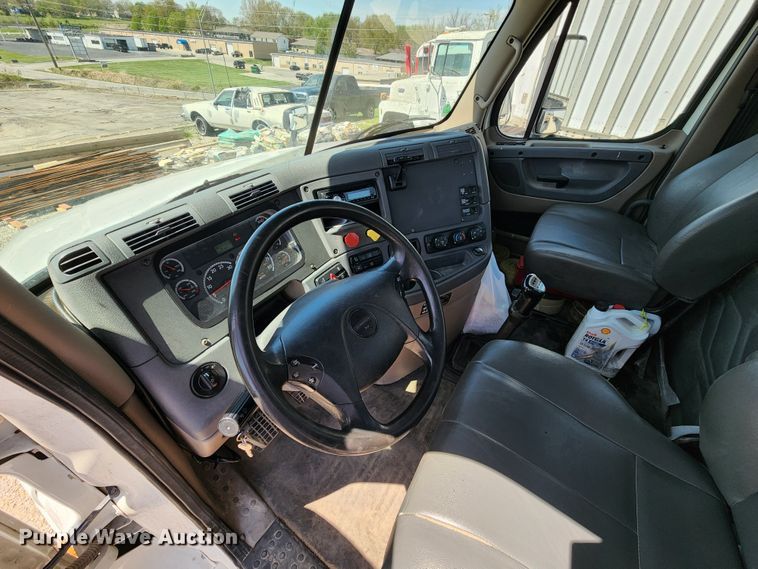 image for item KT9857 2015 Freightliner Cascadia  semi truck