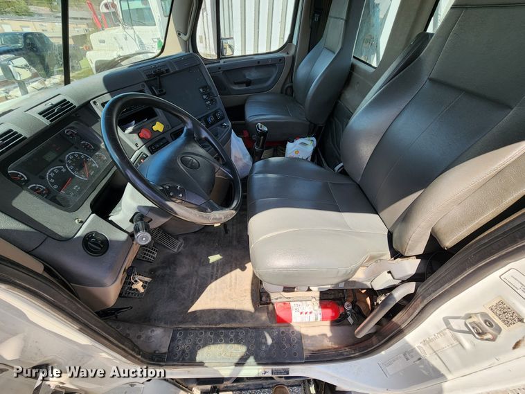 image for item KT9857 2015 Freightliner Cascadia  semi truck