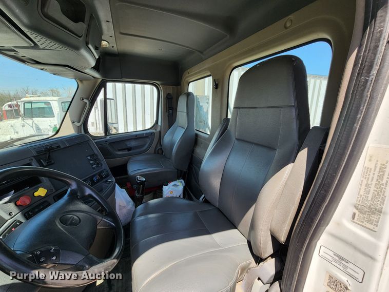 image for item KT9857 2015 Freightliner Cascadia  semi truck