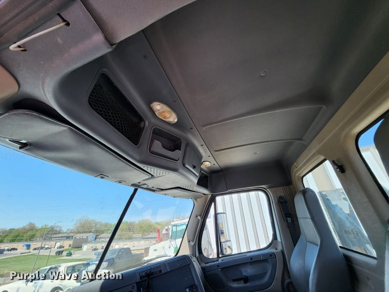 image for item KT9857 2015 Freightliner Cascadia  semi truck