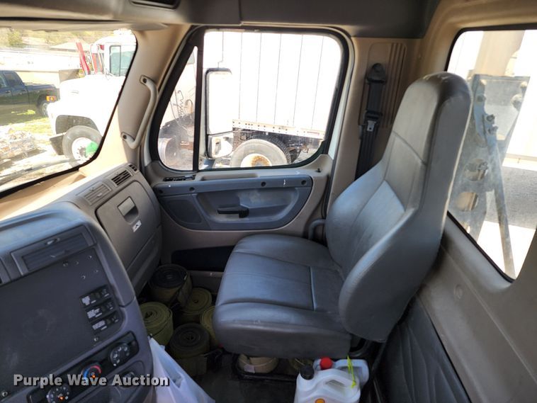 image for item KT9857 2015 Freightliner Cascadia  semi truck