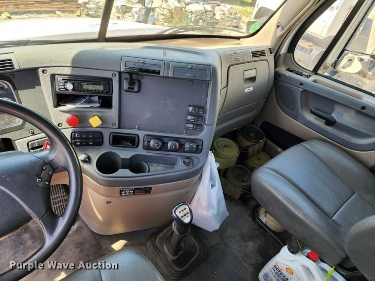 image for item KT9857 2015 Freightliner Cascadia  semi truck