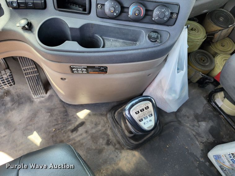 image for item KT9857 2015 Freightliner Cascadia  semi truck