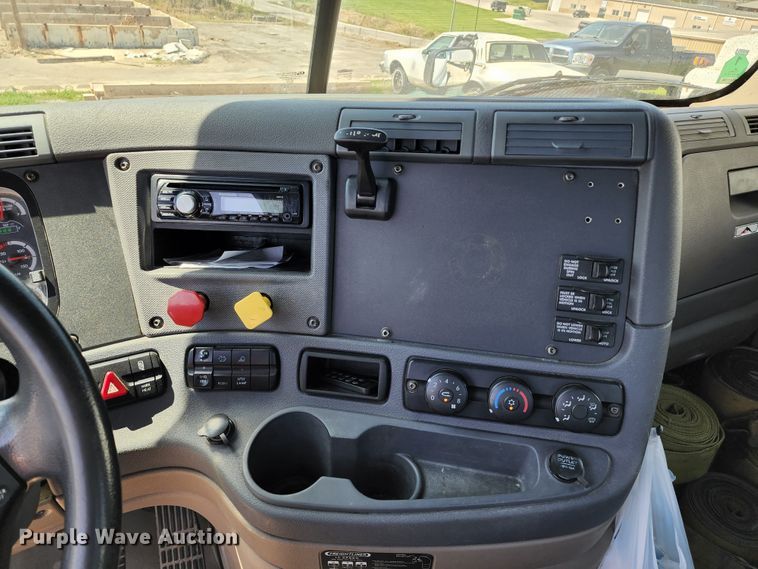 image for item KT9857 2015 Freightliner Cascadia  semi truck