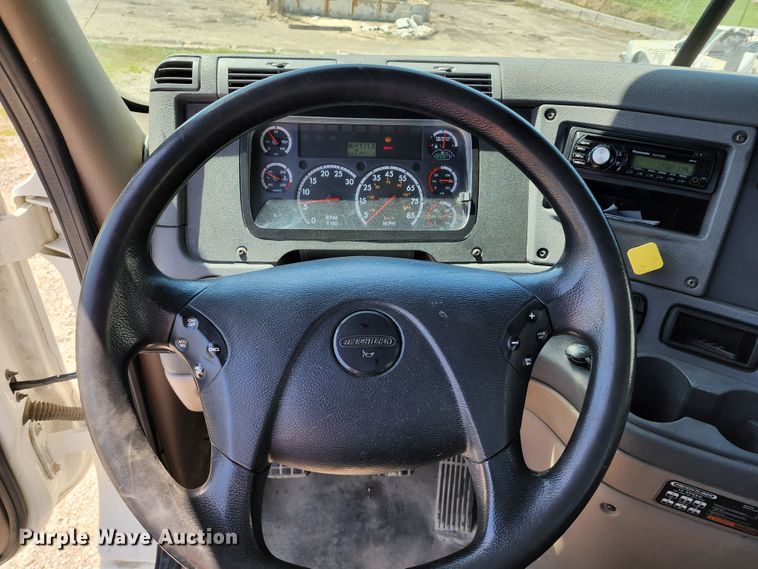 image for item KT9857 2015 Freightliner Cascadia  semi truck