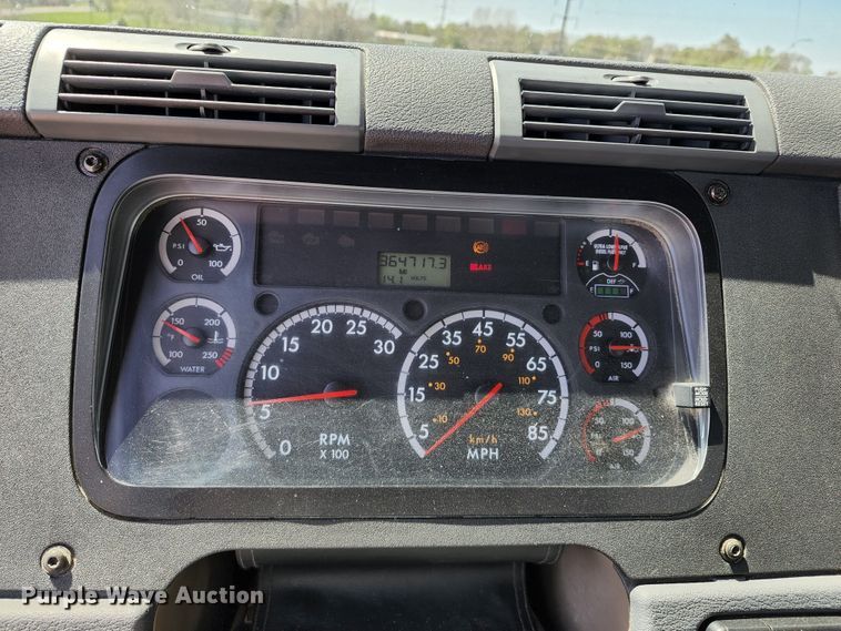 image for item KT9857 2015 Freightliner Cascadia  semi truck