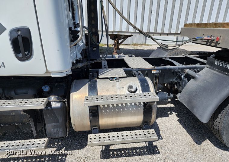 image for item KT9857 2015 Freightliner Cascadia  semi truck