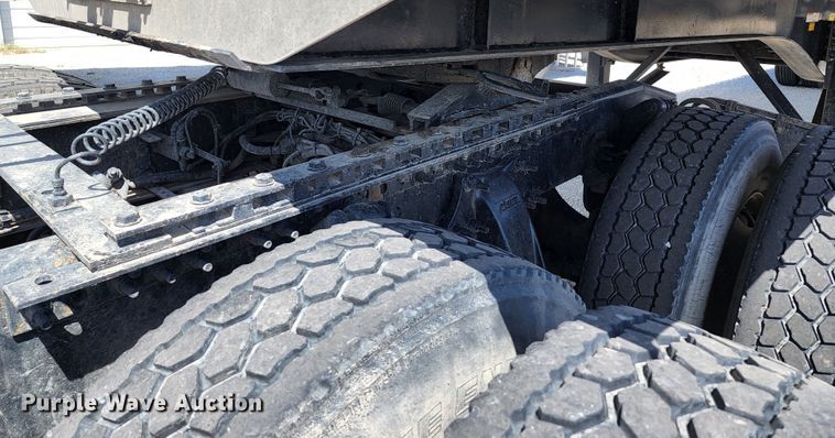 image for item KT9857 2015 Freightliner Cascadia  semi truck