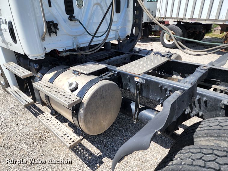 image for item KT9857 2015 Freightliner Cascadia  semi truck