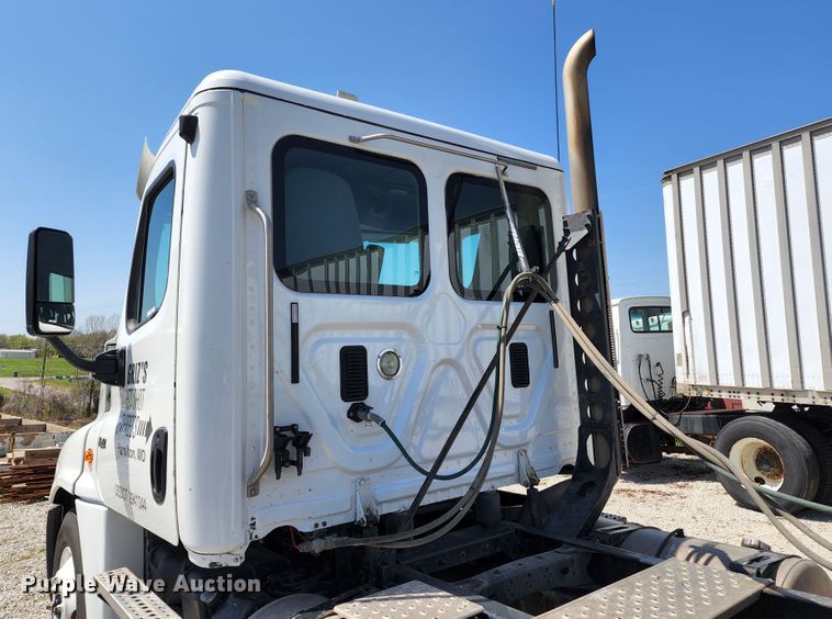 image for item KT9857 2015 Freightliner Cascadia  semi truck