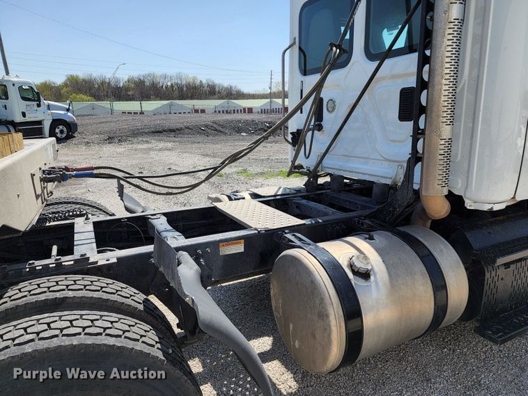 image for item KT9857 2015 Freightliner Cascadia  semi truck