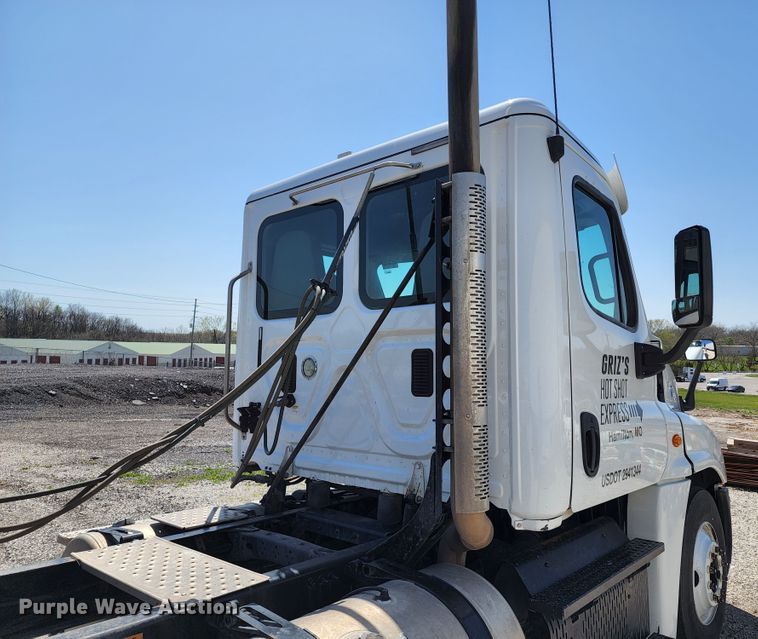 image for item KT9857 2015 Freightliner Cascadia  semi truck