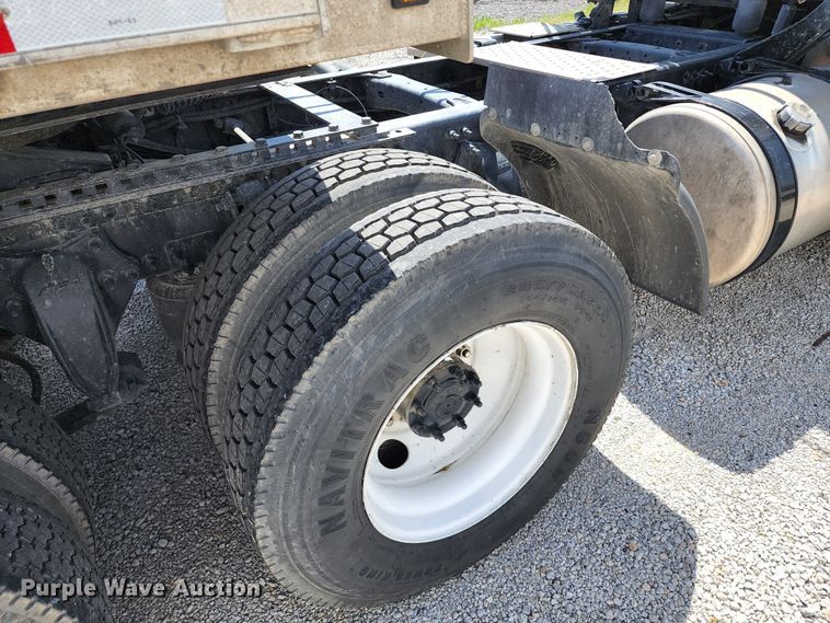 image for item KT9857 2015 Freightliner Cascadia  semi truck