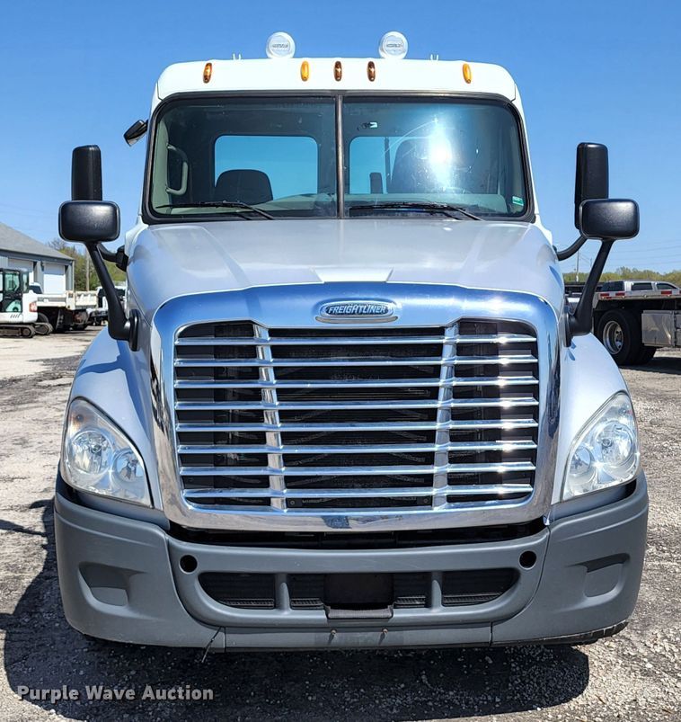 image for item KT9858 2012 Freightliner Cascadia  semi truck