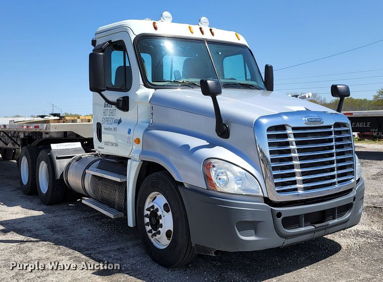 image for item KT9858 2012 Freightliner Cascadia  semi truck