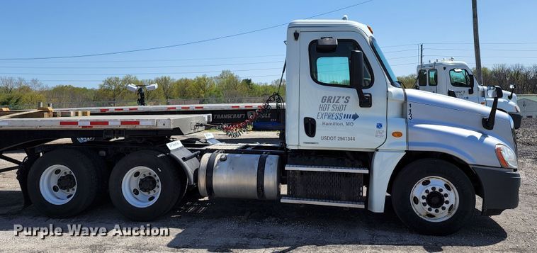 image for item KT9858 2012 Freightliner Cascadia  semi truck