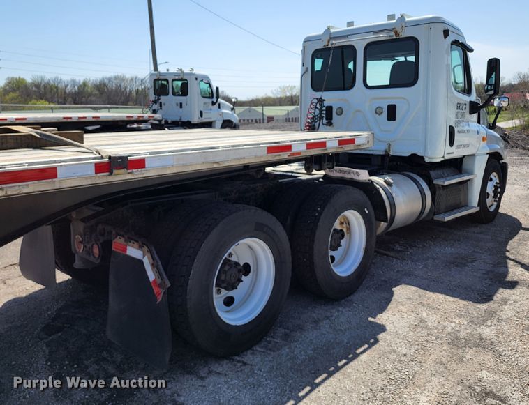 image for item KT9858 2012 Freightliner Cascadia  semi truck