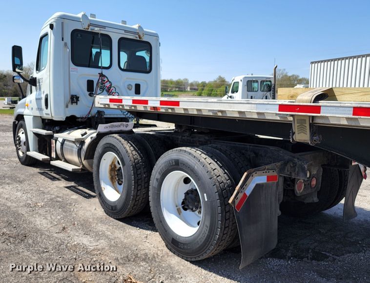 image for item KT9858 2012 Freightliner Cascadia  semi truck