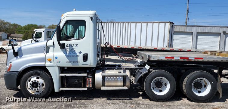 image for item KT9858 2012 Freightliner Cascadia  semi truck