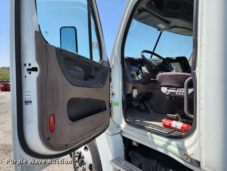 image for item KT9858 2012 Freightliner Cascadia  semi truck