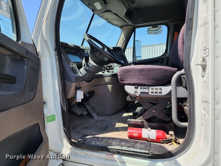 image for item KT9858 2012 Freightliner Cascadia  semi truck