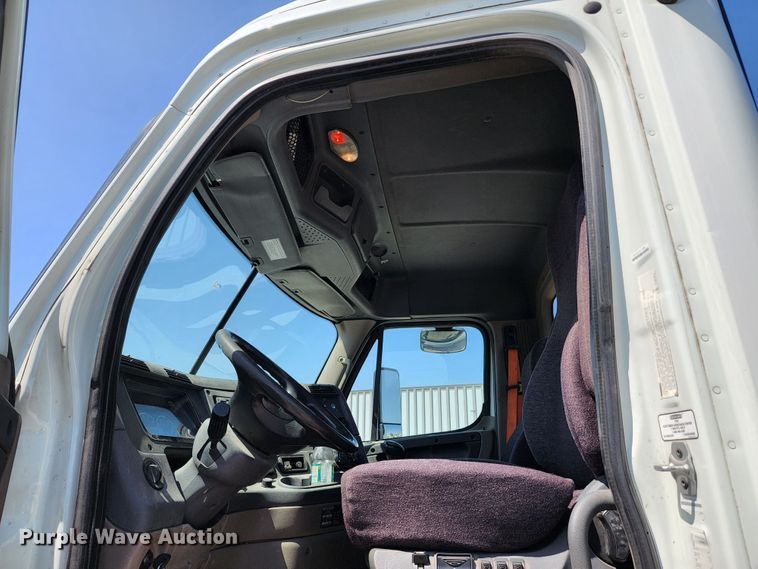 image for item KT9858 2012 Freightliner Cascadia  semi truck