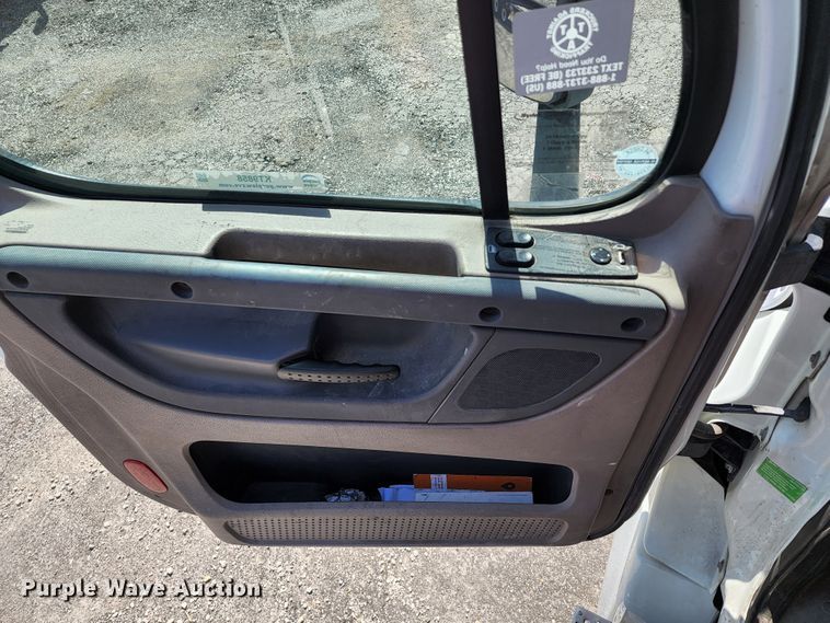 image for item KT9858 2012 Freightliner Cascadia  semi truck