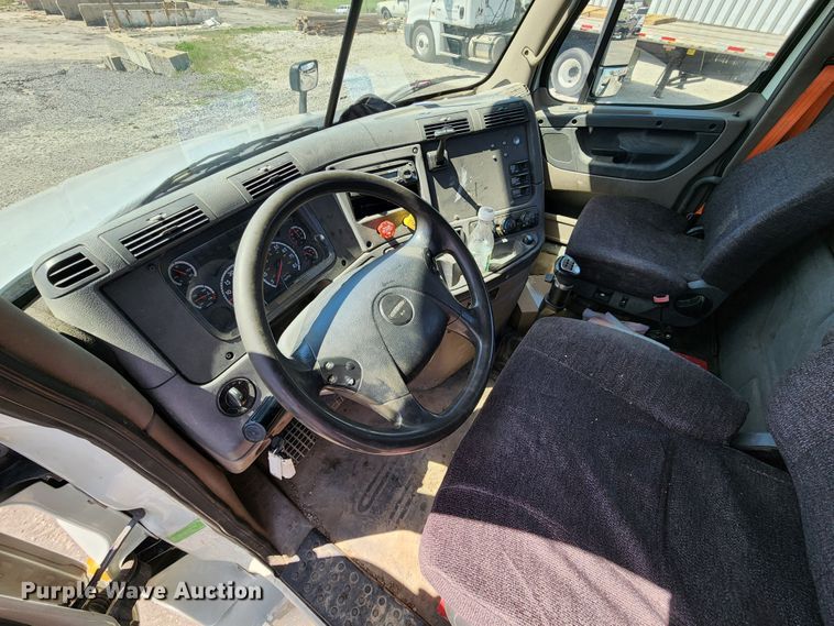 image for item KT9858 2012 Freightliner Cascadia  semi truck