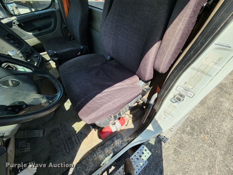 image for item KT9858 2012 Freightliner Cascadia  semi truck