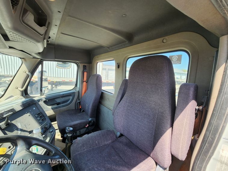 image for item KT9858 2012 Freightliner Cascadia  semi truck