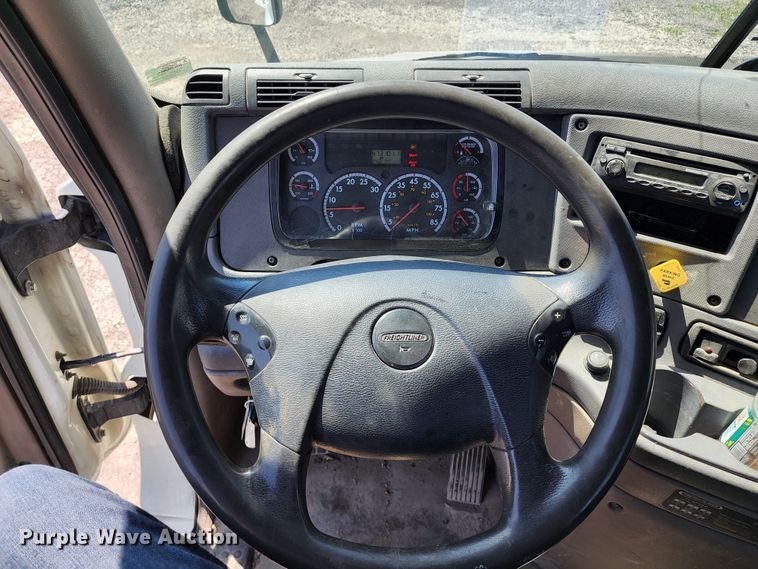 image for item KT9858 2012 Freightliner Cascadia  semi truck