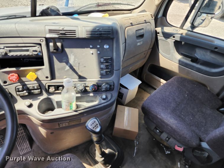 image for item KT9858 2012 Freightliner Cascadia  semi truck