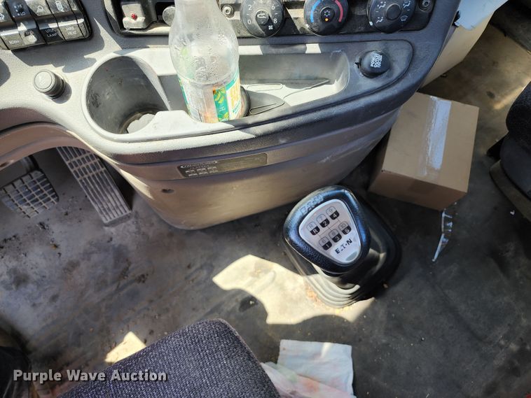 image for item KT9858 2012 Freightliner Cascadia  semi truck