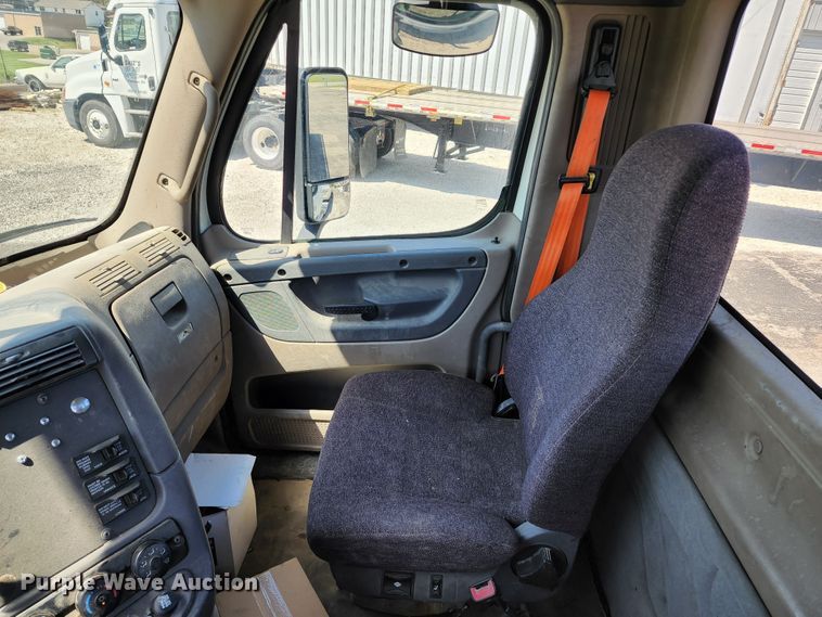 image for item KT9858 2012 Freightliner Cascadia  semi truck