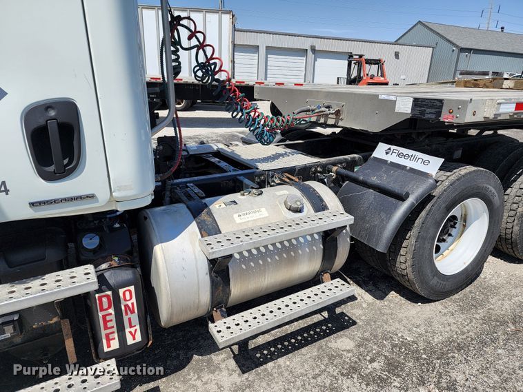 image for item KT9858 2012 Freightliner Cascadia  semi truck